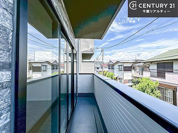 陽当たり良好なバルコニーです！晴れた日には青い空を見渡せる開放的な時間を楽しめます。