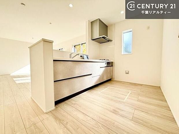 ゆとりある調理スペースで作業がしやすい快適なキッチンです！お子様と一緒にお菓子造りも楽しめる広々スペースです。楽しい調理時間になりそうですね！