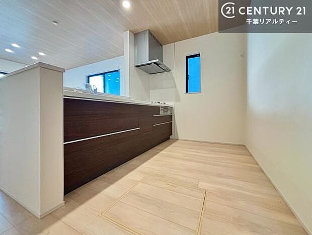 ゆとりある調理スペースで作業がしやすい快適なキッチンです!お子様と一緒にお菓子造りも楽しめる広々スペースです。楽しい調理時間になりそうですね!