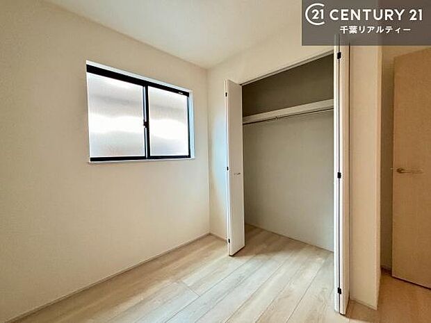 収納スペースがついています!居室をスッキリ整頓する事ができますね。家具を選ばないシンプルなデザインの為、家具を選ばずお気に入りの空間作りができそうですね。