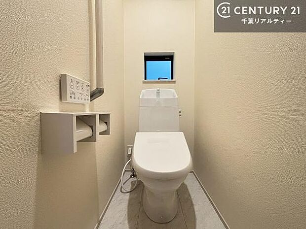 1・2階にトイレがございます!朝の忙しい時間帯も待たずにすみそうですね。白を基調とした清潔感のあるトイレでお手入れがしやすいです!