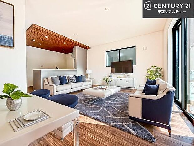 家具はCGパースです。大きな窓からたっぷりの陽ざしが入る明るいリビング。開放感のあるリビングで家族団らんのくつろぎの時間を過ごせます。