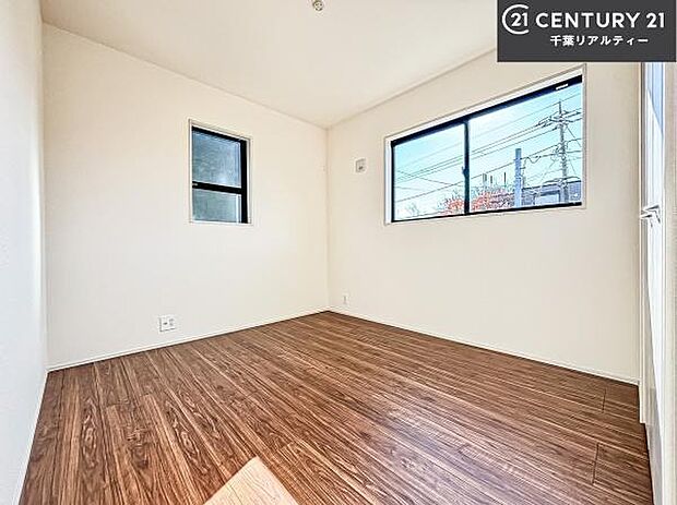 掃き出し窓がないお部屋は、お子様のお部屋としても安心です！収納スペースも充実しているので散らかったお部屋をサッと片付けられます！