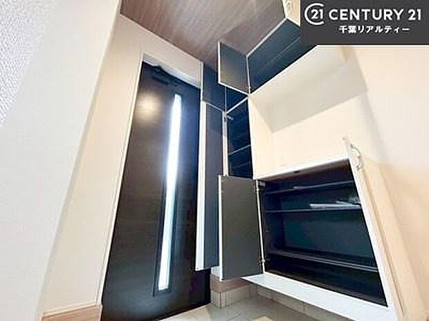 シューズボックス付きなので、玄関が片付きお掃除がしやすいです!スッキリした玄関で戸を開けた瞬間、清潔感のある心地いい空間が出迎えてくれます。