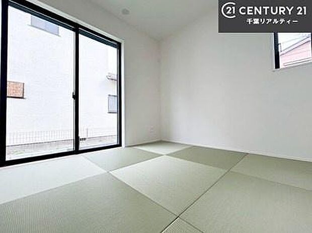 タタミの香りが安らぎを与える、リラックス空間。窓も大きく開放感のある和室となっております。日本人の心感じる「和」の空間。井草の香り漂う空間は癒しのひと時を演出してくれます!