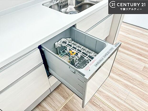 食洗機付き！忙しい時や冬場は手荒れ防止として大活躍します！ビルトイン仕様なので、場所も取らず調理スペースも広く使えて手際よく作業が出来ます！