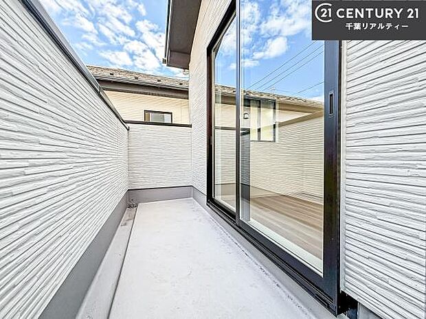 陽当たり良好なバルコニーです！晴れた日には青い空を見渡せる開放的な時間を楽しめます。