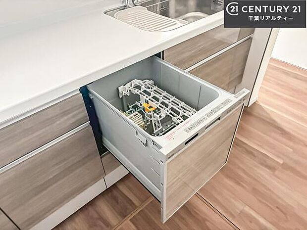 食洗機付き！忙しい時や冬場は手荒れ防止として大活躍します！ビルトイン仕様なので、場所も取らず調理スペースも広く使えて手際よく作業が出来ます！