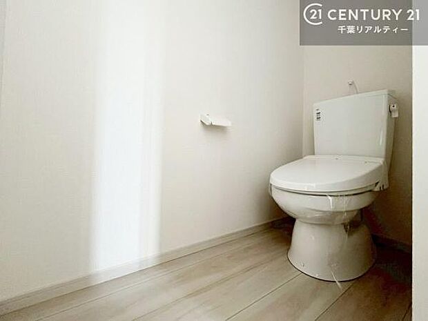 清潔感のある色味のお手洗いです!さわやかでスッキリする空間です!白を基調としているので、お手入れがしやすいトイレです!