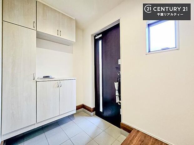 疲れて帰ってきても、ただいま!を言いたくなる、優しく迎え入れてくれる空間になっています。明るく温もり溢れる玄関です!土間収納もついています!