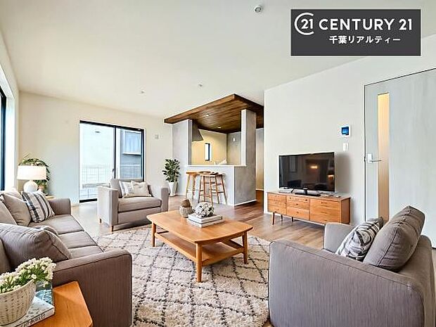 家具はCGパースです。開放感のある広々LDK!ソファーやダイニングテーブルを置いても窮屈にならないので快適に過ごせます!コミュニケーションが取りやすいリビングです!