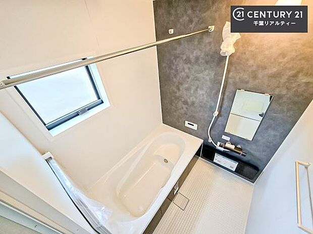 広々バスで一日の疲れをリフレッシュ。足が伸ばせるので、浴槽にもゆったりと浸かれますね!毎日のバスタイムが楽しみになります。