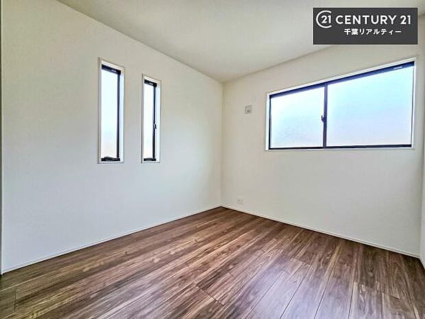 2面採光を確保した明るい室内は、風通しも良く、明るく大変居心地の良い空間となっております。リラックスして過ごせる心地の良いお部屋です!朝の目覚めがスッキリしますね!