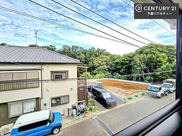 落ち着きある住宅街、周囲には高い建物がなく、緑が多く空が広く開放感があり、陽当りを大きく遮られることもありません。気持ちの良い風が通り抜ける街並みです。