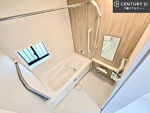 広々バスで一日の疲れをリフレッシュ。足が伸ばせるので、浴槽にもゆったりと浸かれますね！やわらかい曲線で設計されてくつろぎのひと時を有意義に味わえるバスルームです。