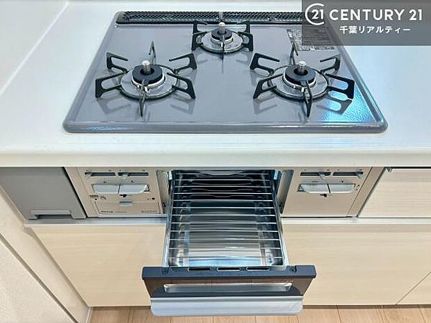 コンロは三口あるのでお料理の同時進行ができます。もちろんグリル付きです。調理スペースも広々している為作業がしやすい!使い勝手が良いシステムキッチンです!