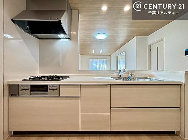 ゆとりある調理スペースで作業がしやすい快適なキッチンです!お子様と一緒にお菓子造りも楽しめる広々スペースです。楽しい調理時間になりそうですね!