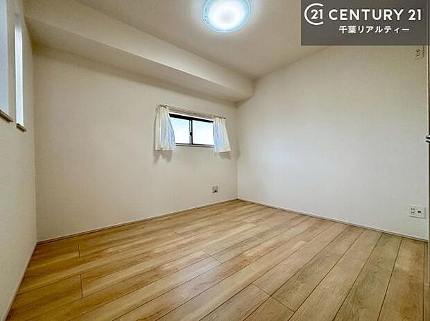 掃き出し窓がないお部屋は、お子様のお部屋としても安心です!収納スペースも充実しているので散らかったお部屋をサッと片付けられます!