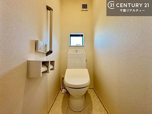 1・2階にトイレがございます!朝の忙しい時間帯も待たずにすみそうですね。白を基調とした清潔感のあるトイレでお手入れがしやすいです!