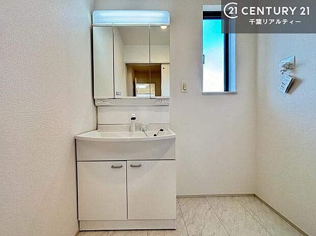 三面鏡仕様の洗面所は、身だしなみがしやすい造り!裏は収納になっています。ドライヤーやお化粧道具を片付けられるので洗面台周りをスッキリと見せることが出来ます!