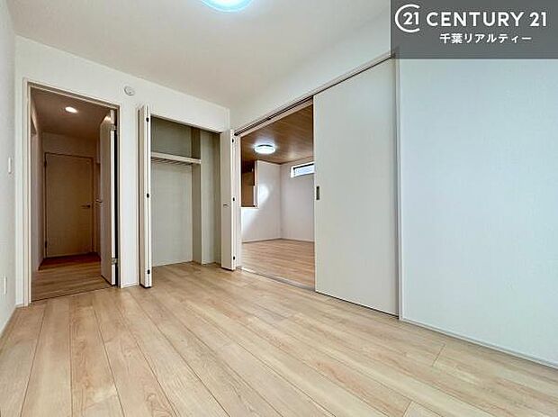 収納スペース充実しています!急なお客様が来客しても散らかったお部屋をサッと片付けられます!お部屋のスペースが生まれゆとりあるお部屋を演出することが出来ます!