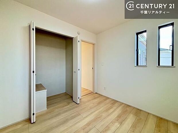 収納スペースがついています!居室をスッキリ整頓する事ができますね。家具を選ばないシンプルなデザインの為、家具を選ばずお気に入りの空間作りができそうですね。