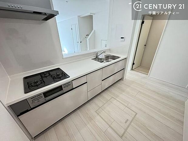 大人気の対面式システムキッチンを採用しています!ご家族のコミュニケーションが自然と増える設計です。お子様にも目が届くので嬉しいですね。収納力もあります!