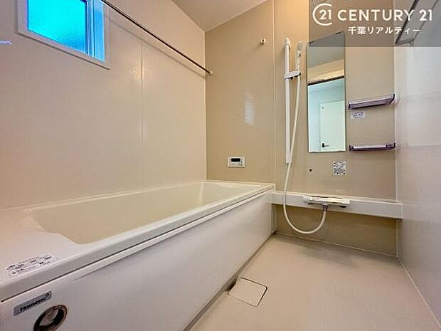 広々バスで一日の疲れをリフレッシュ。足が伸ばせるので、浴槽にもゆったりと浸かれますね!毎日のバスタイムが楽しみになります。