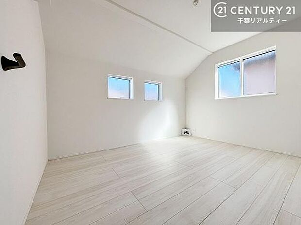 2面採光を確保した明るい室内は、風通しも良く、明るく大変居心地の良い空間となっております。リラックスして過ごせる心地の良いお部屋です!朝の目覚めがスッキリしますね!