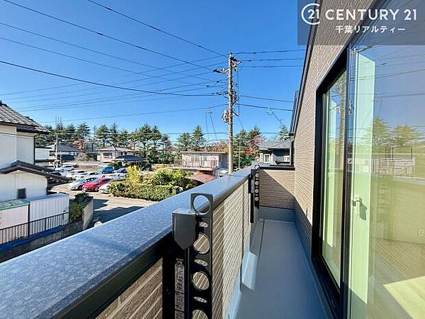 落ち着きある住宅街です!周囲には高い建物がなく、空が広く開放感があり、陽当たりを大きく遮られることもありません!気持ちの良い風が通り抜ける街並みです!