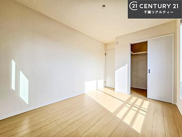 シンプルにデザインされているため、家具を選びません!お気に入りの家具を置いてくつろげる空間を作ることができます。