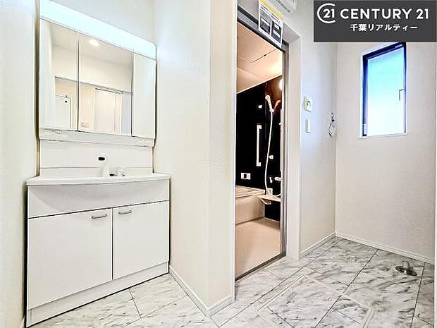 小窓付きの明るい洗面室です!湿気もすぐに入れ替えができて清潔に保つことができます!自然光が差し込むのでお化粧の仕上がりも良くなりますね!