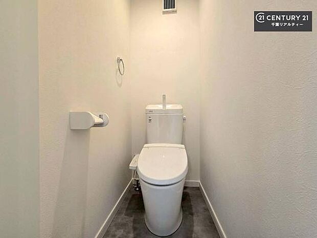 1・2階にトイレがございます!朝の忙しい時間帯も待たずにすみそうですね。白を基調とした清潔感のあるトイレでお手入れがしやすいです!