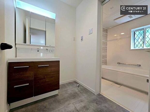 三面鏡仕様の洗面所は、身だしなみがしやすい造り!裏は収納になっています。ドライヤーやお化粧道具を片付けられるので洗面台周りをスッキリと見せることが出来ます!