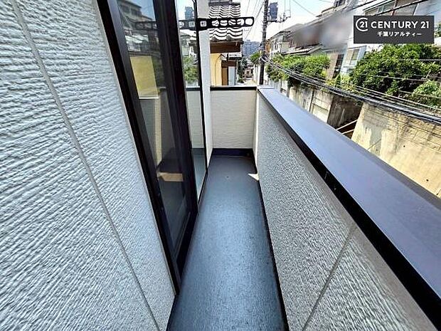 広々としているバルコニーです!お洗濯物を干すのはもちろん風に当たりながらくつろぎタイムが送れます!