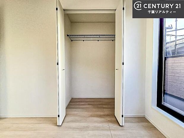 たっぷりの収納スペースで、暮らしがすっきり整う住まい。家族の荷物もきれいに片付き、毎日を快適に過ごせます。