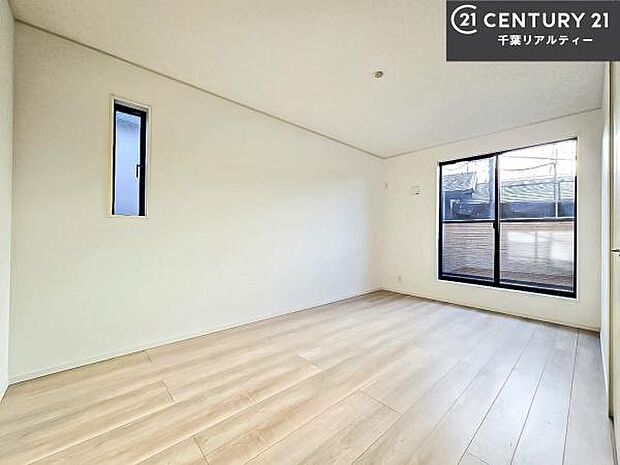 バルコニーに面している洋室です。明るく温もりがあり、換気もしっかりできます！朝起きて、外に出て背伸びをしつつ深呼吸をし良い朝を迎え入れることができます。