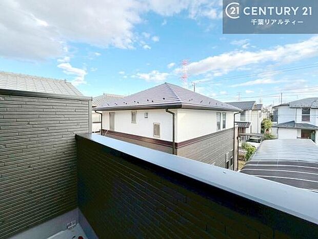 晴れた日には青い空を見渡せる開放的な時間を楽しめます。気持ちの良い風が通り抜ける街並みです！