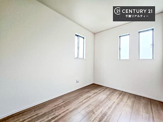 2面採光を確保した明るい室内は、風通しも良く、明るく大変居心地の良い空間となっております。リラックスして過ごせる心地の良いお部屋です！朝の目覚めがスッキリしますね！