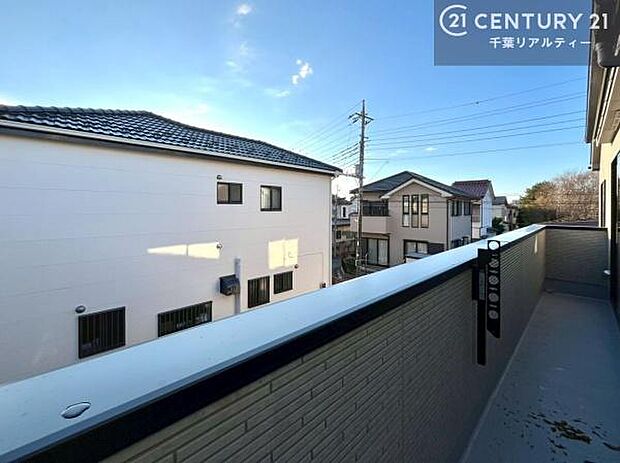 晴れた日には青い空を見渡せる開放的な時間を楽しめます。気持ちの良い風が通り抜ける街並みです!