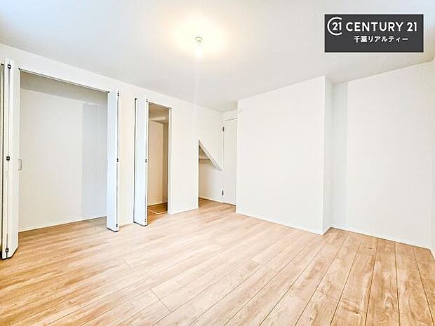 収納スペースを完備しており、衣類やおもちゃ、学用品などをすっきり整理できます。お部屋を広く使えるため、快適で整った住空間を実現します。