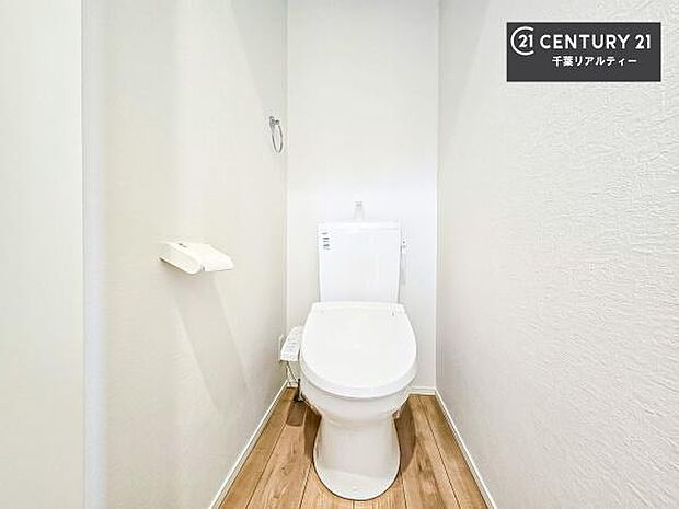 1・2階にトイレがございます!朝の忙しい時間帯も待たずにすみそうですね。白を基調とした清潔感のあるトイレでお手入れがしやすいです!