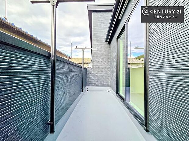 広々としているバルコニーです!お洗濯物を干すのはもちろん風に当たりながらくつろぎタイムが送れます!