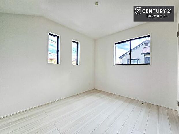 2面採光を確保した明るい室内は、風通しも良く、明るく大変居心地の良い空間となっております。リラックスして過ごせる心地の良いお部屋です!朝の目覚めがスッキリしますね!