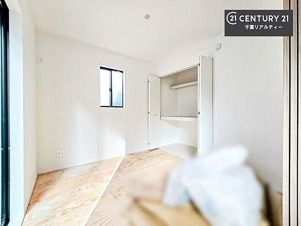 まだ畳は敷かれておりませんが、リビングと隣接している和室です!客間としてはもちろん、家事の休憩スペースとして使用するのもいいですね!