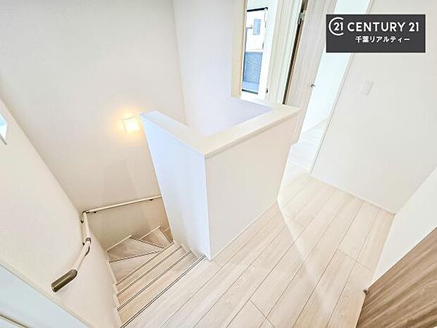 階段は明るく手摺りもついています。お子様やご年配の方も安心してご利用頂けますね。