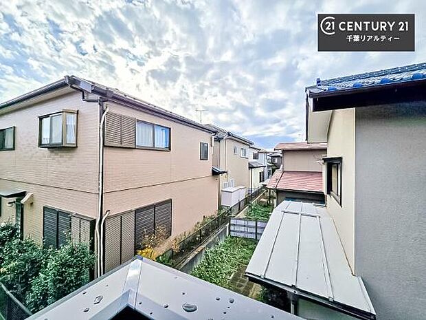 眺望良好なバルコニー。お天気のいい日にはバルコニーへでてリフレッシュするのもいいですね!