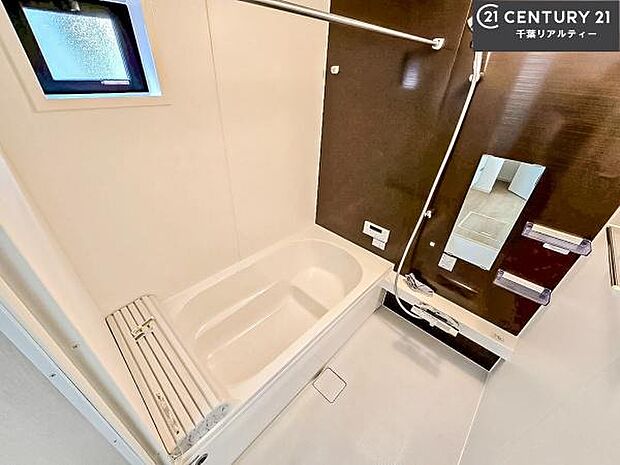 落ち着きある大人の雰囲気のバスルームは、味が出ていてバスタイムが充実!お仕事頑張っているご褒美にお好みの匂いの入浴剤を入れて、楽しんでみてはいかがでしょうか?