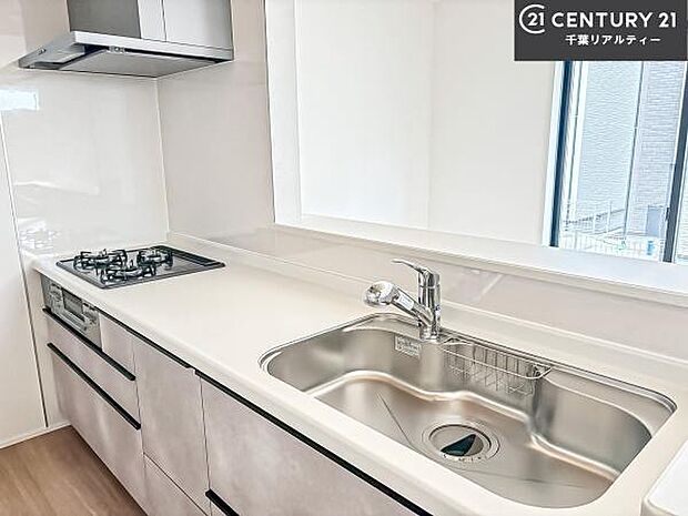 大人気の対面式システムキッチンを採用しています！ご家族のコミュニケーションが自然と増える設計です。お子様にも目が届くので嬉しいですね。広々使えて快適に作業が進みます。