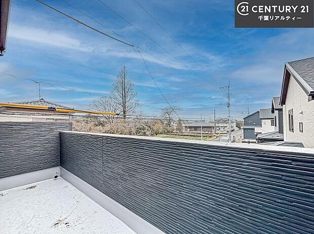 陽当たり良好なバルコニーです！晴れた日には青い空を見渡せる開放的な時間を楽しめます。